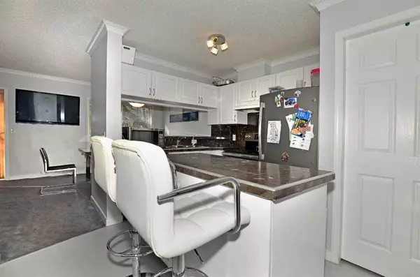 Chestermere, AB T1X 1N2,155 Stonemere PL