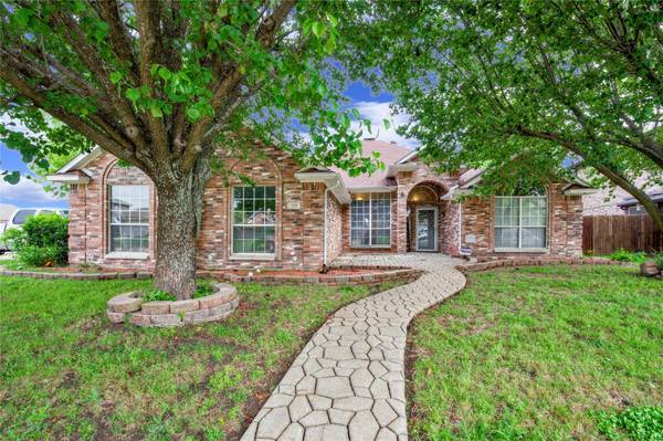 329 W Willow Creek Drive, Glenn Heights, TX 75154