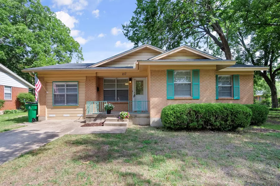 217 Charlotte Avenue, Waxahachie, TX 75165