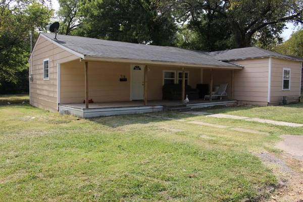 718 E 12th Street, Bonham, TX 75418