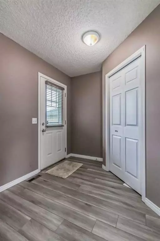 Calgary, AB T3P 1E3,142 Evansmeade Close NW