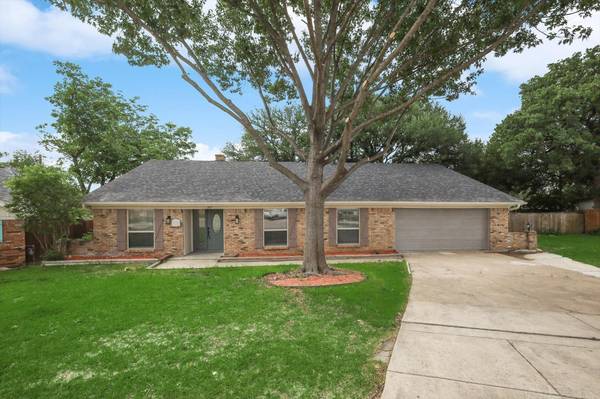 283 Somerset Circle, Bedford, TX 76022