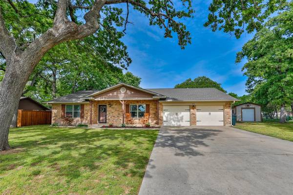 812 Kiowa Drive W, Lake Kiowa, TX 76240