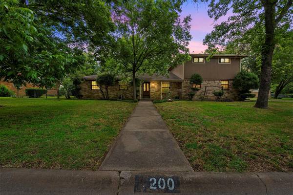 200 NW Jill Ann Drive, Burleson, TX 76028