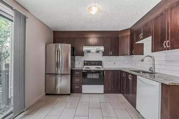 Calgary, AB T3K 2B2,380 Bermuda DR NW #43