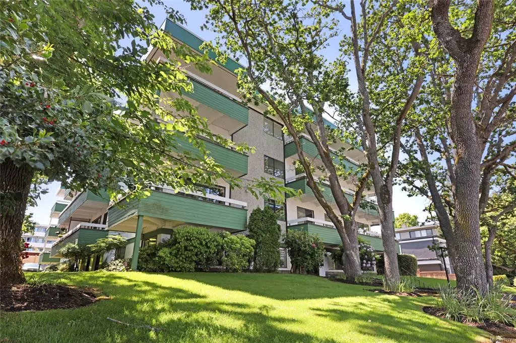 Oak Bay, BC V8R 1E6,2095 Oak Bay Ave #308