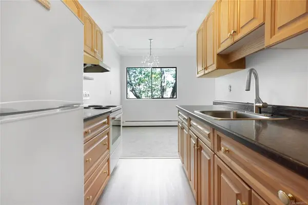 Oak Bay, BC V8R 1E6,2095 Oak Bay Ave #308