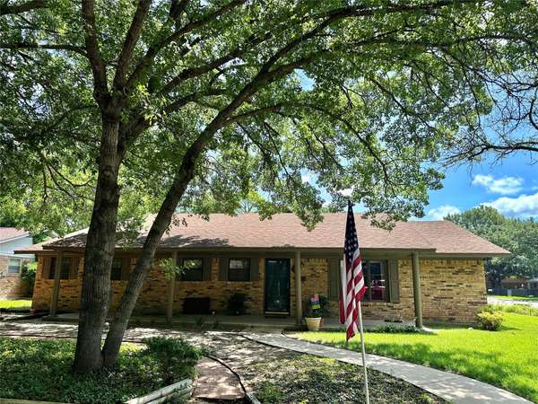 2 Brookhollow Circle, Gainesville, TX 76240