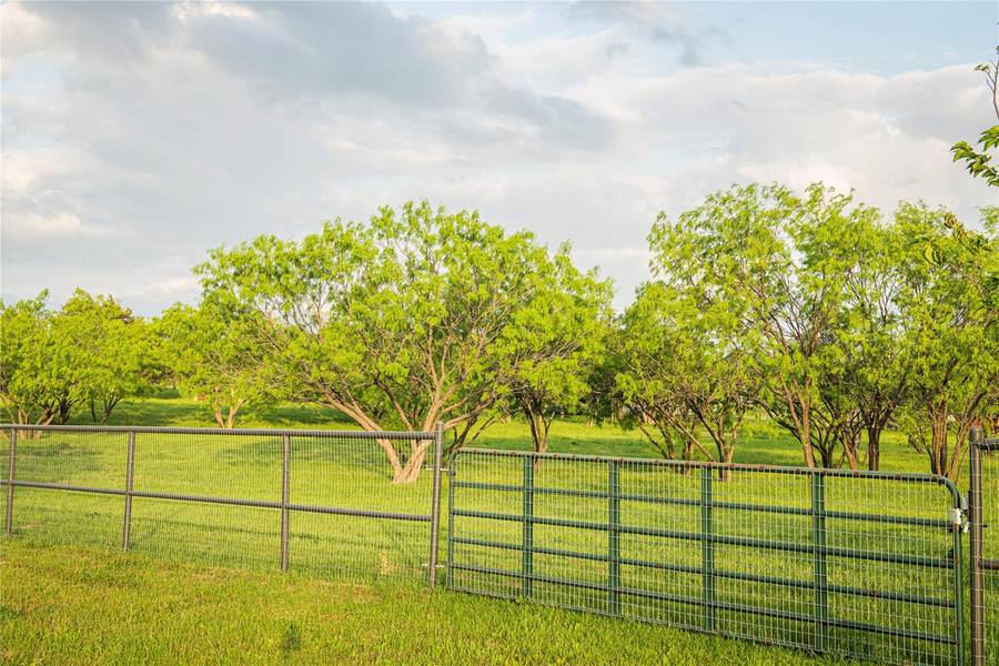 7908 Walnut Drive, Alvarado, TX 76009