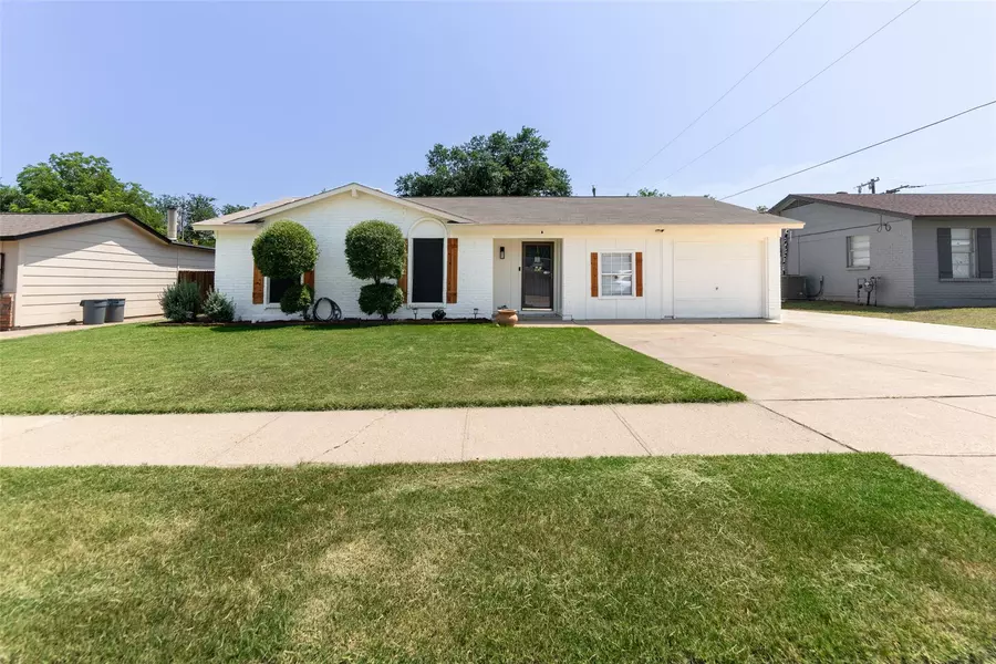 204 E Malone Avenue, Crowley, TX 76036