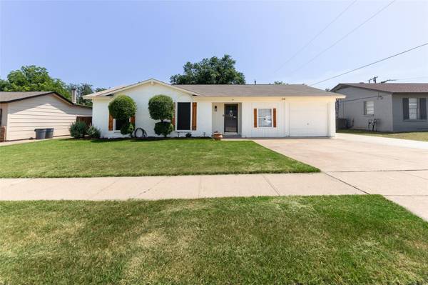 204 E Malone Avenue, Crowley, TX 76036