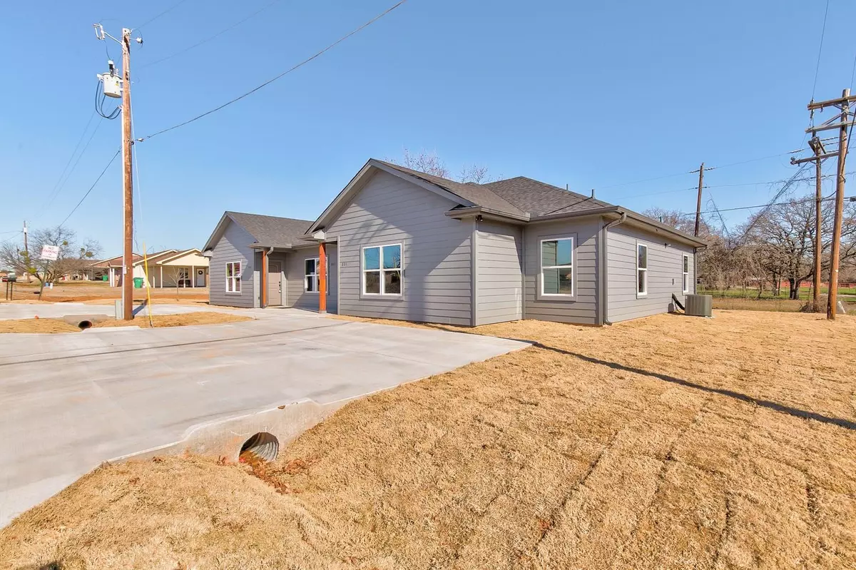 Granbury, TX 76049,801 Meadowlark Circle