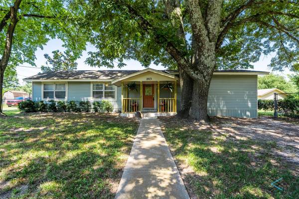 203 Lynn Creek Cove,  Mabank,  TX 75156