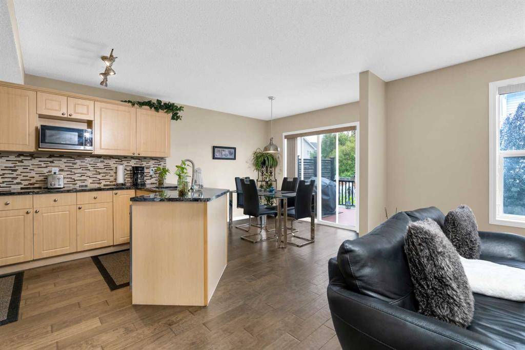 Calgary, AB T3G 5M2,14 Royal Elm DR NW