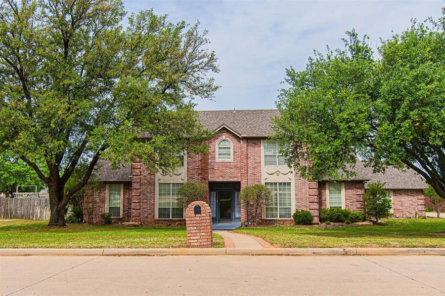 1003 Colonial Court, Kennedale, TX 76060