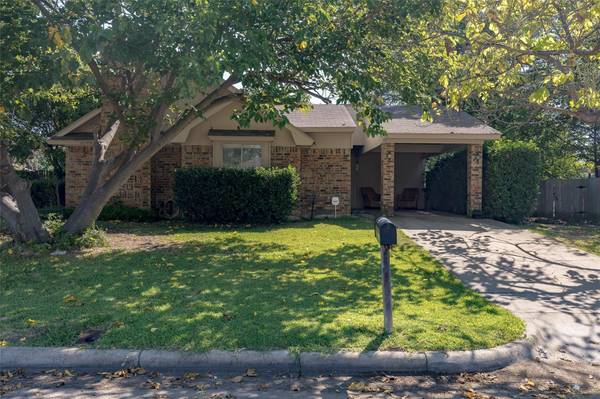 7220 Sunnybank Drive, Fort Worth, TX 76137