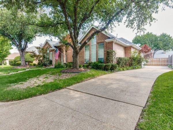 6724 Castle Creek Drive, Fort Worth, TX 76132