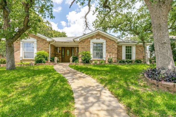 401 Chisholm Trail, Hurst, TX 76054