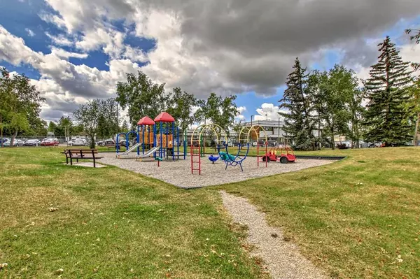 Calgary, AB T3C 2A5,1615 43 ST SW