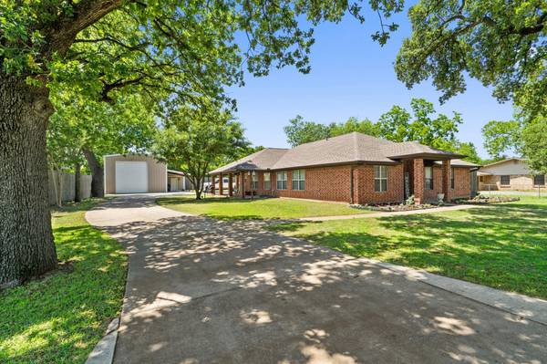 706 S Washington Street, Pilot Point, TX 76258