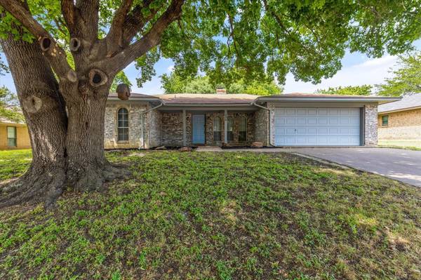 136 Amory Drive, Benbrook, TX 76126