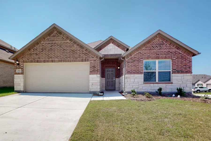 8900 Bronze Meadow Drive, Fort Worth, TX 76131