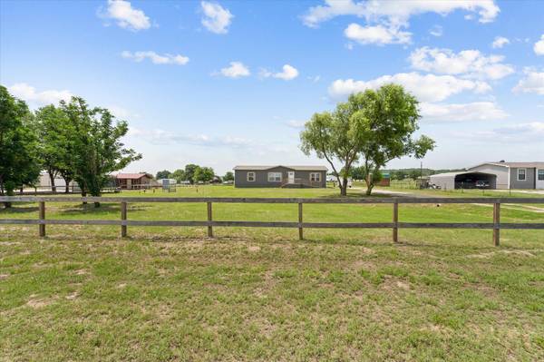 136 Oak Meadows Drive, Springtown, TX 76082