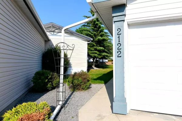 Red Deer, AB T4R 2Z8,2122 Danielle DR