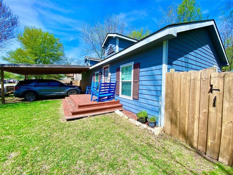 300 W Denison Avenue, Bonham, TX 75418