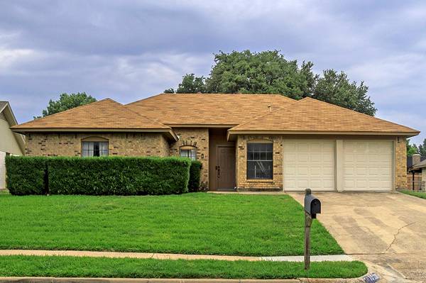 10128 Locksley Drive, Benbrook, TX 76126