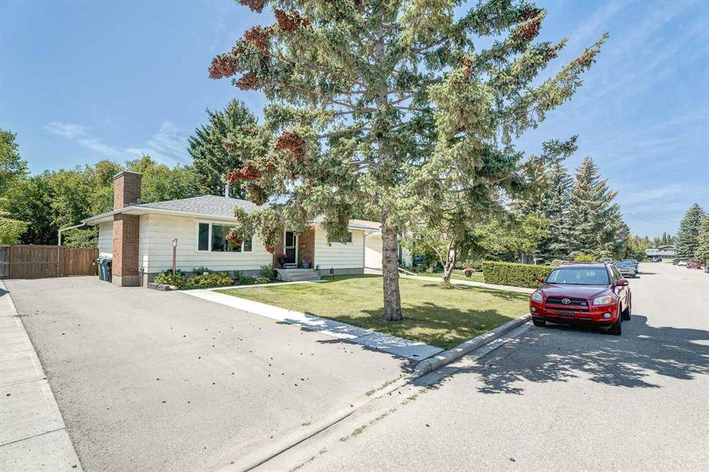 Calgary, AB T3A 1Z2,5823 Dalcastle DR NW