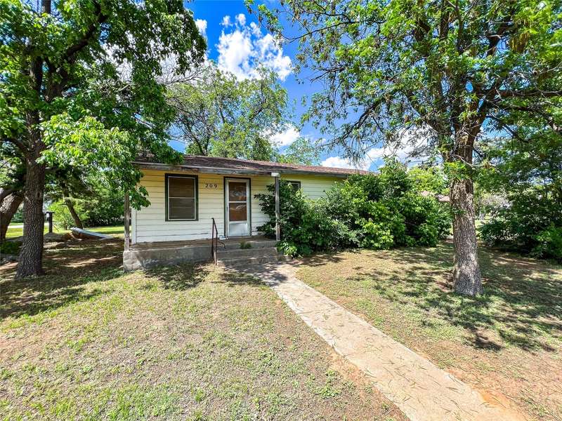 209 W Holly Street, Goree, TX 76363