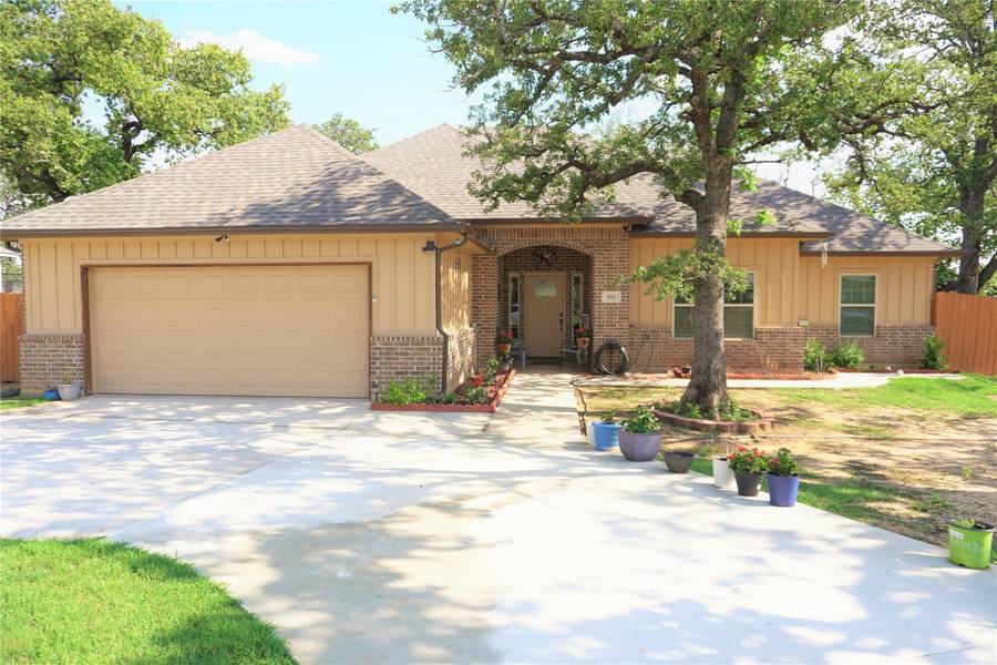 921 E 3rd Street, Springtown, TX 76082