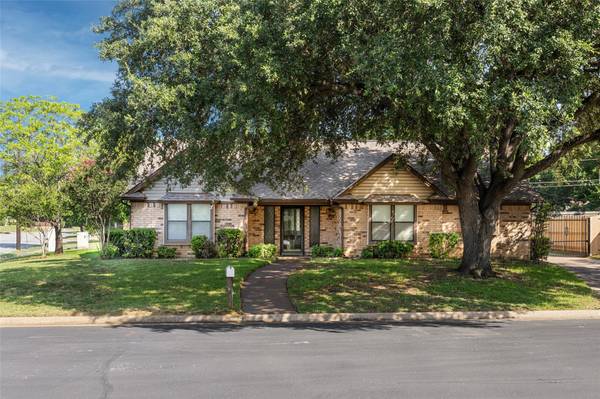 200 Stratford Court, Hurst, TX 76054