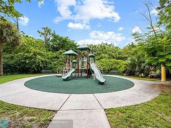 West Palm Beach, FL 33415,819 Pipers Cay Dr  #819