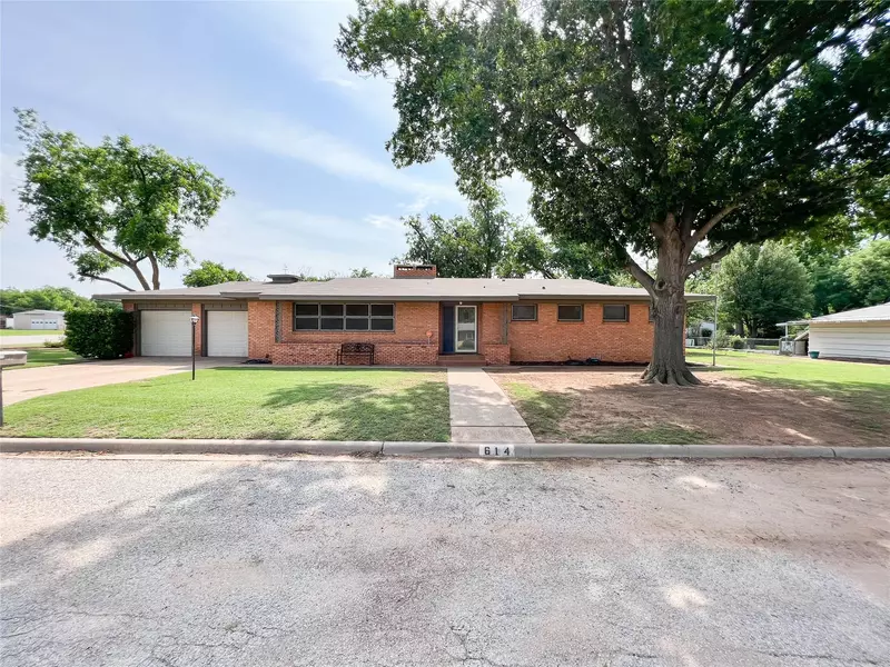 614 N Plants Street, Seymour, TX 76380