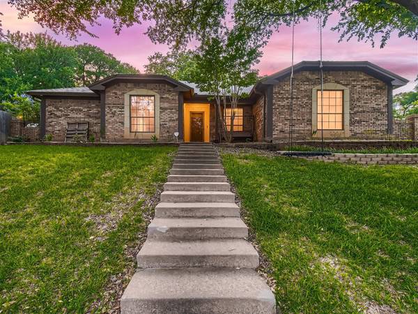 241 Bradford Drive, Hurst, TX 76053