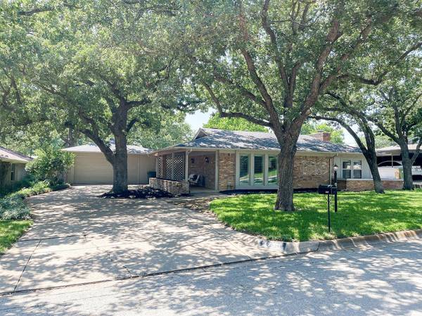 1753 Cynthia Lane, Hurst, TX 76054