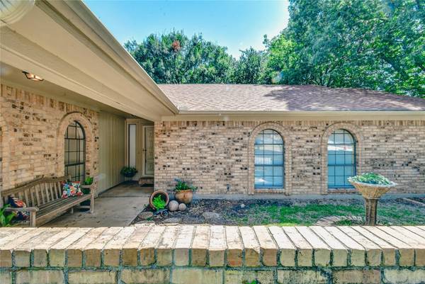 233 Haywood Drive, Benbrook, TX 76126