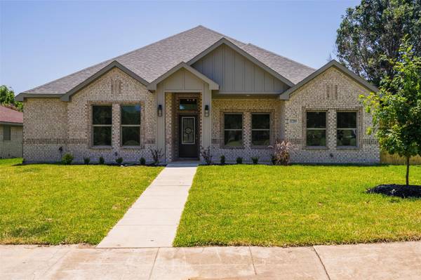 2704 Emerald Drive, Mesquite, TX 75150