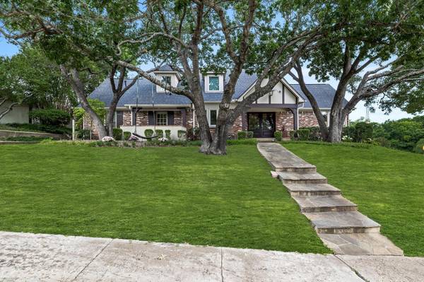 211 Fall Creek Drive, Richardson, TX 75080