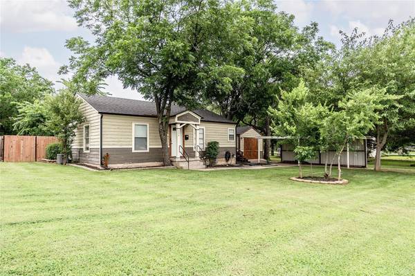 606 E Mesquite Street, Nocona, TX 76255