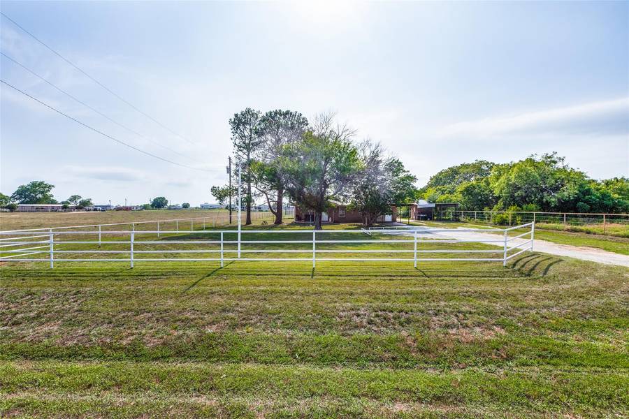 1901 Fm 424, Cross Roads, TX 76227