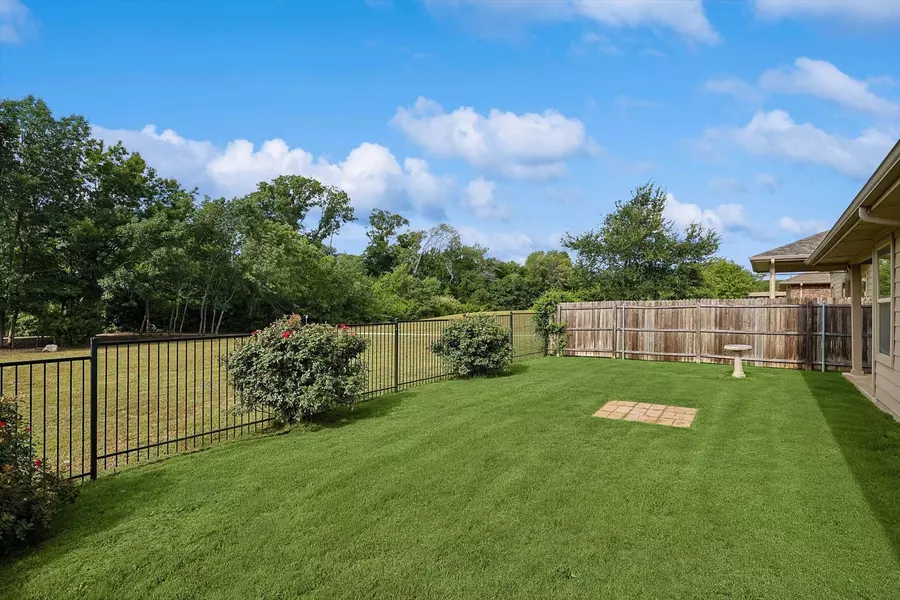 649 Creekview Drive, Azle, TX 76020