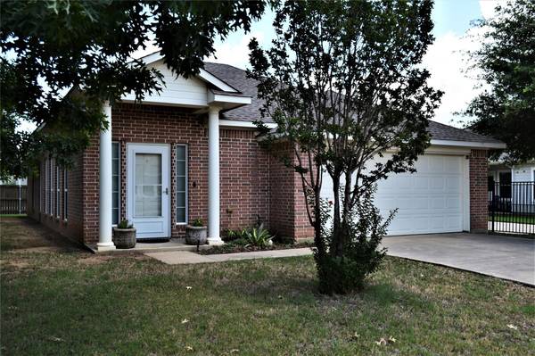 451 Senter Court, Burleson, TX 76028