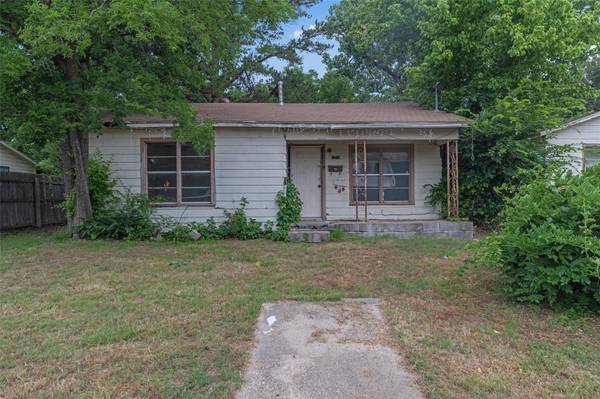 1214 N Lamb Street, Bowie, TX 76230