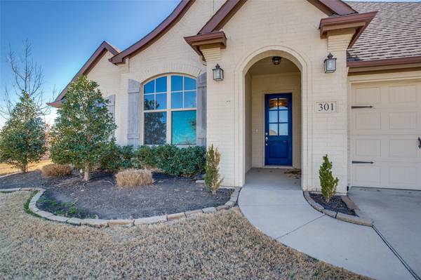 301 Bluffside Trail,  Benbrook,  TX 76126