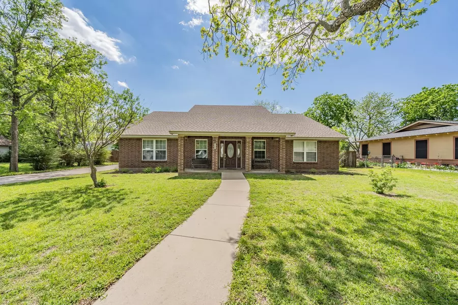 1105 Grand Avenue, Cleburne, TX 76033