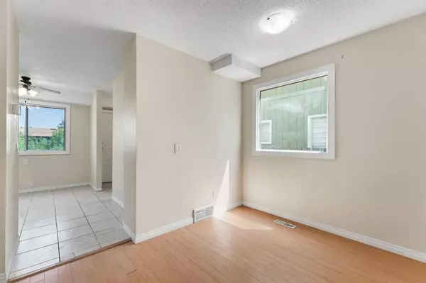 Calgary, AB T3K 1E1,1098 Berkley DR NW