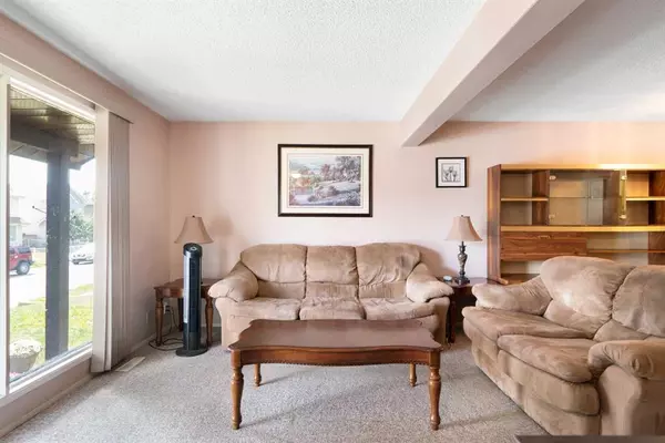 Calgary, AB T3J 1Y6,59 Castlegreen Close NE